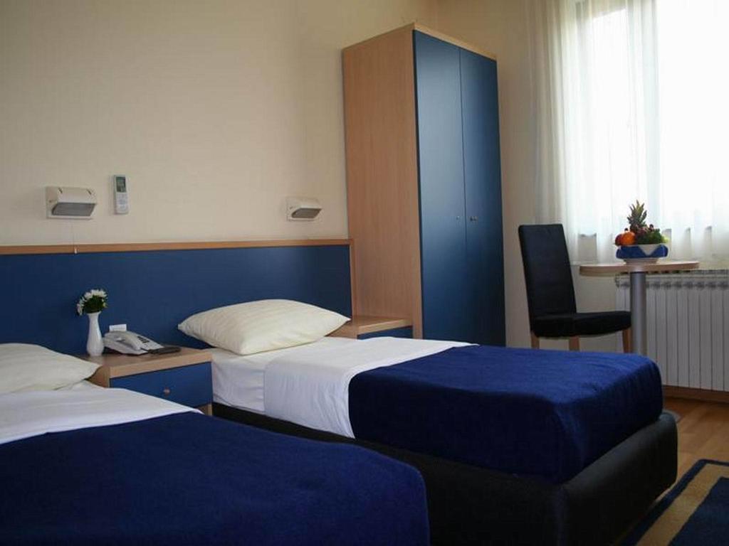 Hotel Cubic Лакташи Экстерьер фото