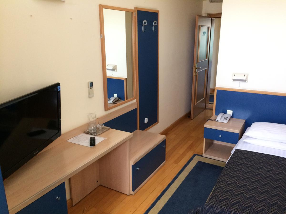Hotel Cubic Лакташи Экстерьер фото