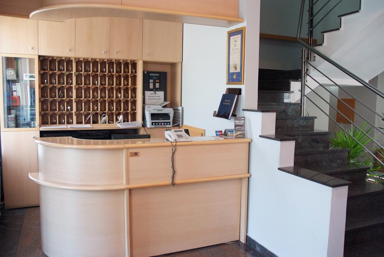 Hotel Cubic Лакташи Экстерьер фото